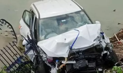 Car Crashed Into Hussain Sagar At NTR Park in Hyderbad Car Crashed Into Hussain Sagar At NTR Park in Hyderbad