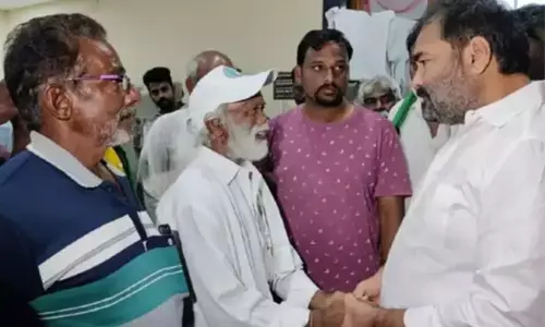 YCP MLA Kotamreddy Sridhar Reddy Meets Farmers of Amaravati Padayatra in Nellore