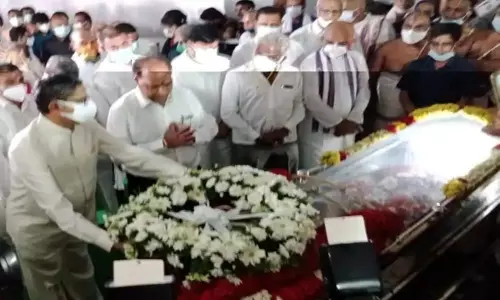 CJI NV Ramana Pays Homage to Dollar Seshadri Physique