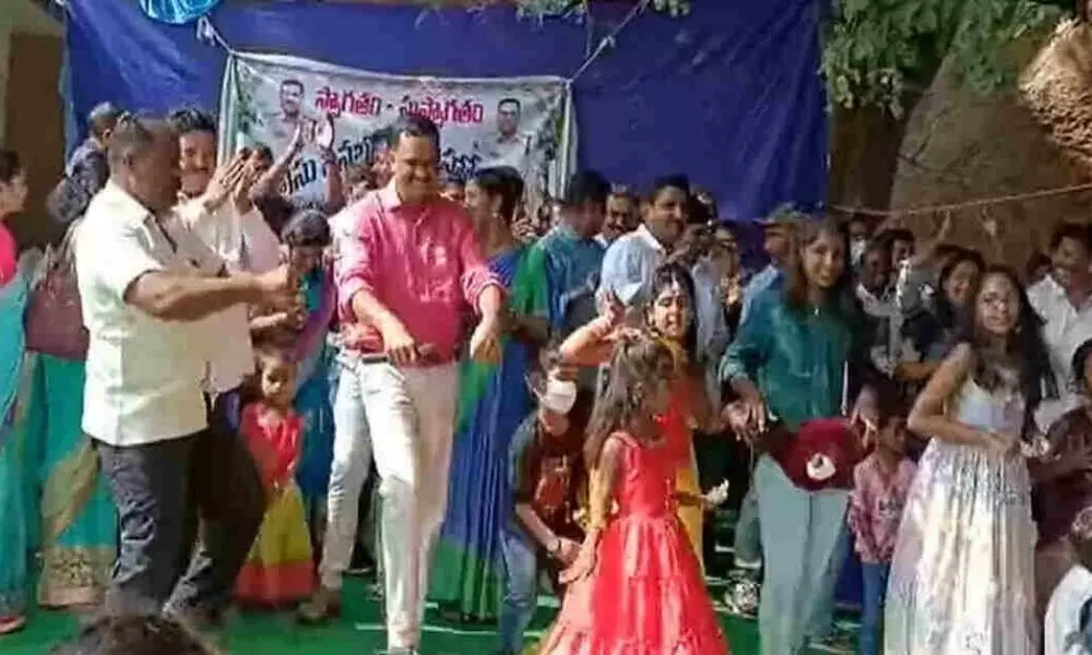 District SP Pakirappa was Attending The Picnic, Stepped into The Bullet Bandi Song with The Young Children.