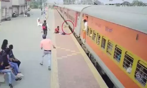 RPF Cop Saves Woman Passenger From Falling Under Train in Bengal RPF Cop Saves Woman Passenger From Falling Under Train in Bengal