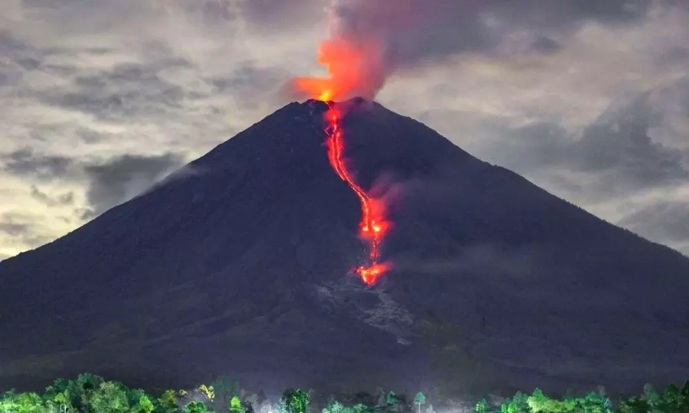 Volcano Eruption in Indonesia and Lava Spreads over Near Places | International News