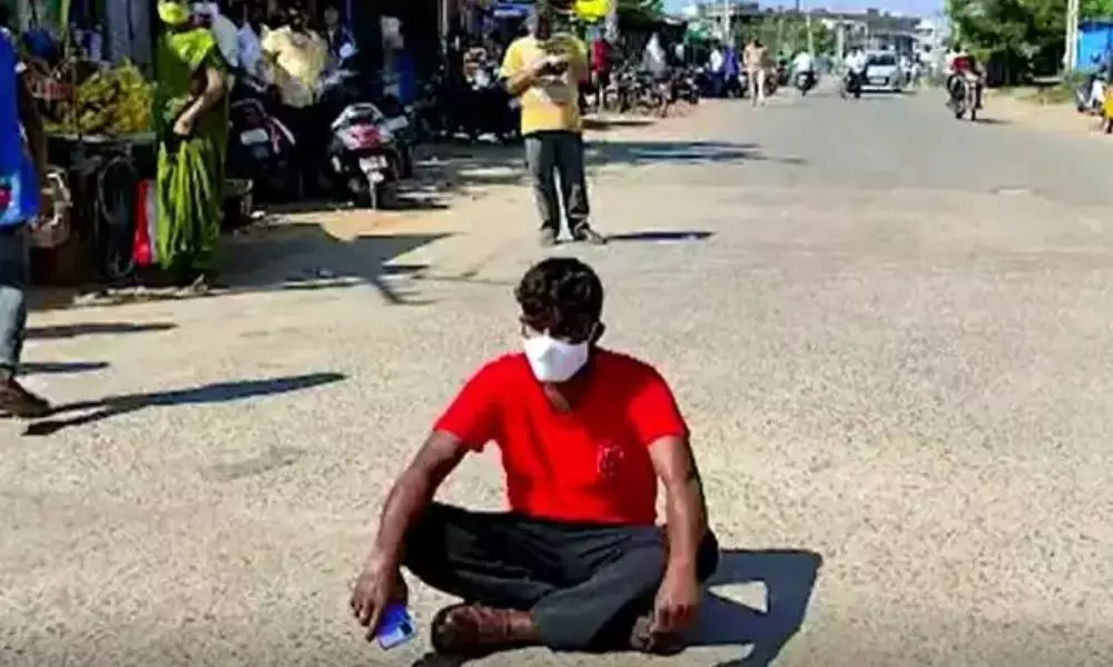 Police attack a motorist for not wearing a helmet in Mahabubabad district