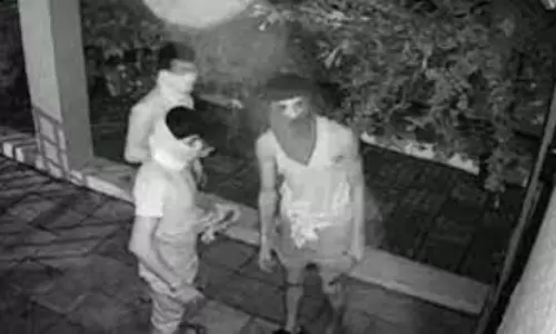 AP News: వైసీపీ కీలక నేతల ఇళ్లల్లో దొంగతనం... ఒంటిమీద దుస్తులు లేకుండా..