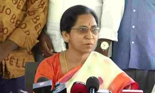 Etela Rajenders Wife Jamuna Slams Medak Collector