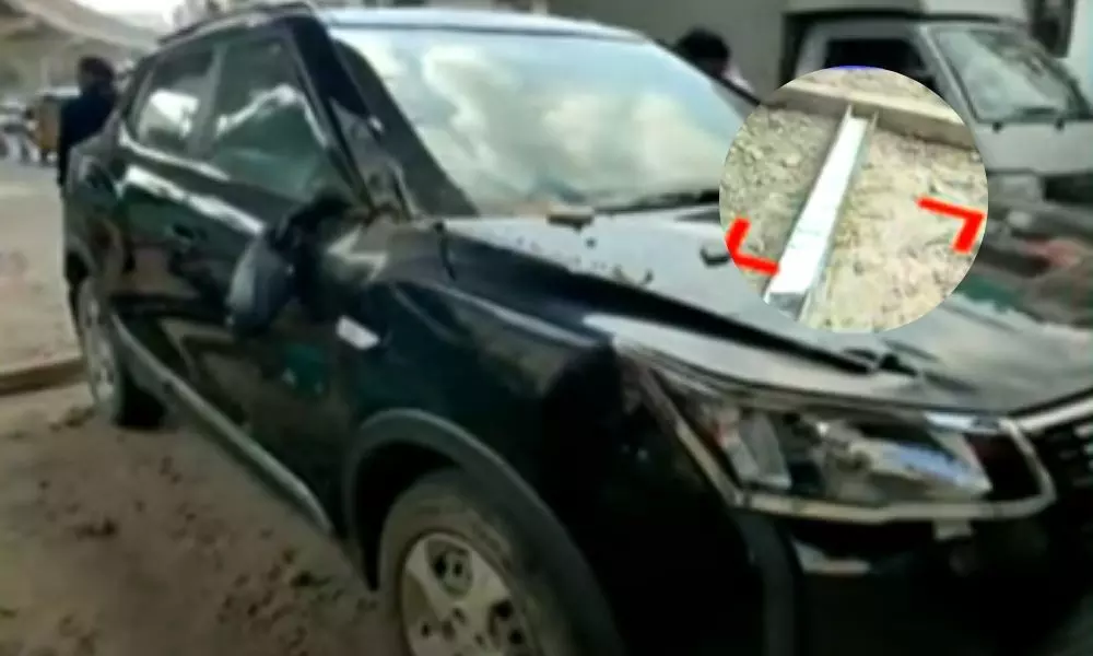 Heavy Iron Rod that Fell on a Car from above a Flyover Under Construction in Kondapur Hyderabad | Live News