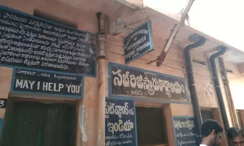 Sub Registrar Official Taking Bribe to Registration in Nuzividu Krishna District | AP Latest News