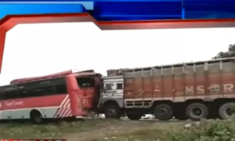 Lorry Hits Bus at Adilabad District | Telugu Online News