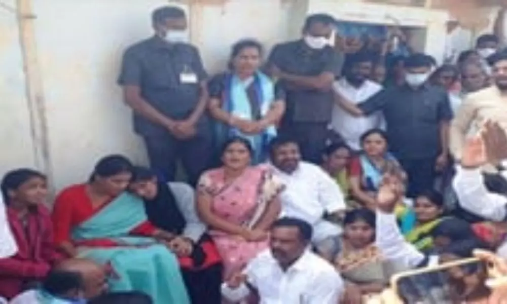 YS Sharmila Arrested in Medak District while Protesting at Farmer Ravi House | Telangana News