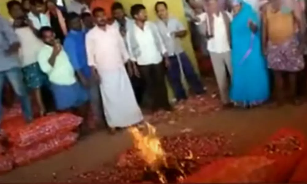 Farmers Fired the Onion at Kurnool Onion Market Yard For Cheap Price  | AP Live News