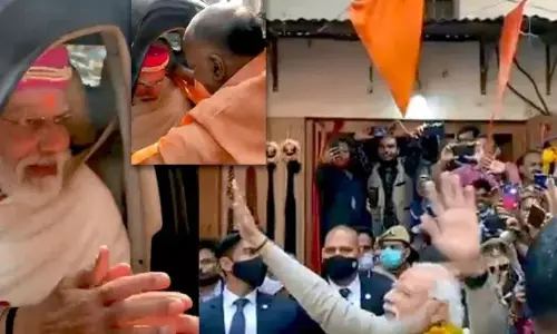 Prime Minister Narendra Modi Received Gift From Common Man in Varanasi Road Prime Minister Narendra Modi Received Gift From Common Man in Varanasi Road