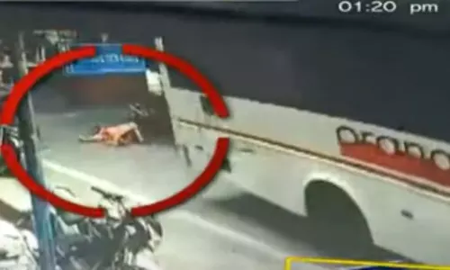 Bus Hit A Woman in Nampally Hyderabad is Spot Dead | Hyderabad Breaking News Bus Hit A Woman in Nampally Hyderabad is Spot Dead | Hyderabad Breaking News