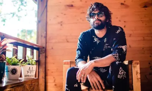 Allu Arjun Says Sorry to Media for Attended Late for Pushpa Movie Press Meet in Bangalore