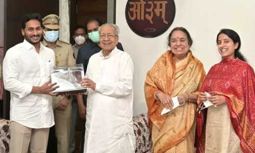 AP CM Jagan Couple Meets AP Governor Biswabhusan Harichandan AP CM Jagan Couple Meets AP Governor Biswabhusan Harichandan