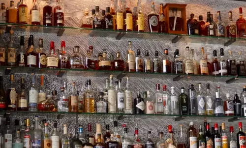 Visakhapatnam Women Protest against Alcohol at Pandimetta Govt Liquor Shop | AP Latest News