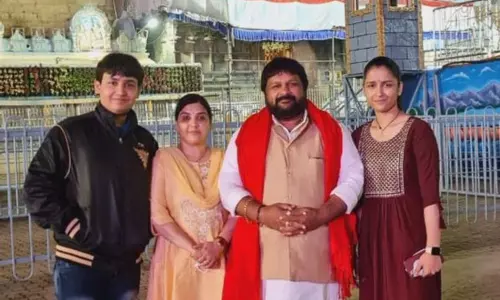 Table Tennis Player Naina Jaiswal Tirumala Visit with Family Members | AP Latest News Table Tennis Player Naina Jaiswal Tirumala Visit with Family Members | AP Latest News