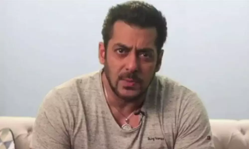 Bollywood Star Salman Khan Hospitalised on Being Bitten Snake Today 26 12 2021 | Breaking News