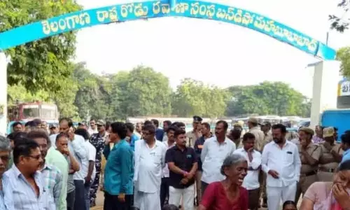 RTC Driver Expired with Heart Attack At Mahabubabad Bus Depo | Telangana News