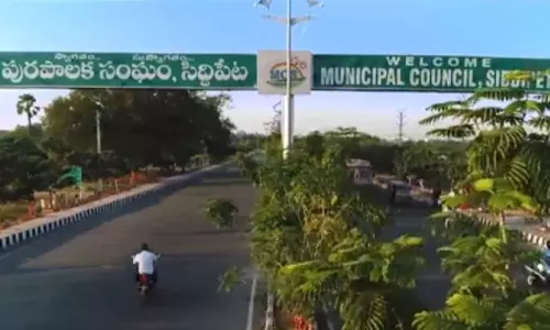 Police Issue at Siddipet Nacharam Wine Shop about a Young Boy | Telugu Online News