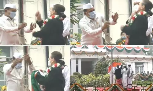 Congress Flag Falls off While Being Hoisted by Sonia Gandhi Congress Flag Falls off While Being Hoisted by Sonia Gandhi