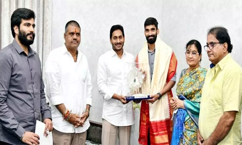 Shuttler Kidambi Srikanth Meets CM YS Jagan In Amravati