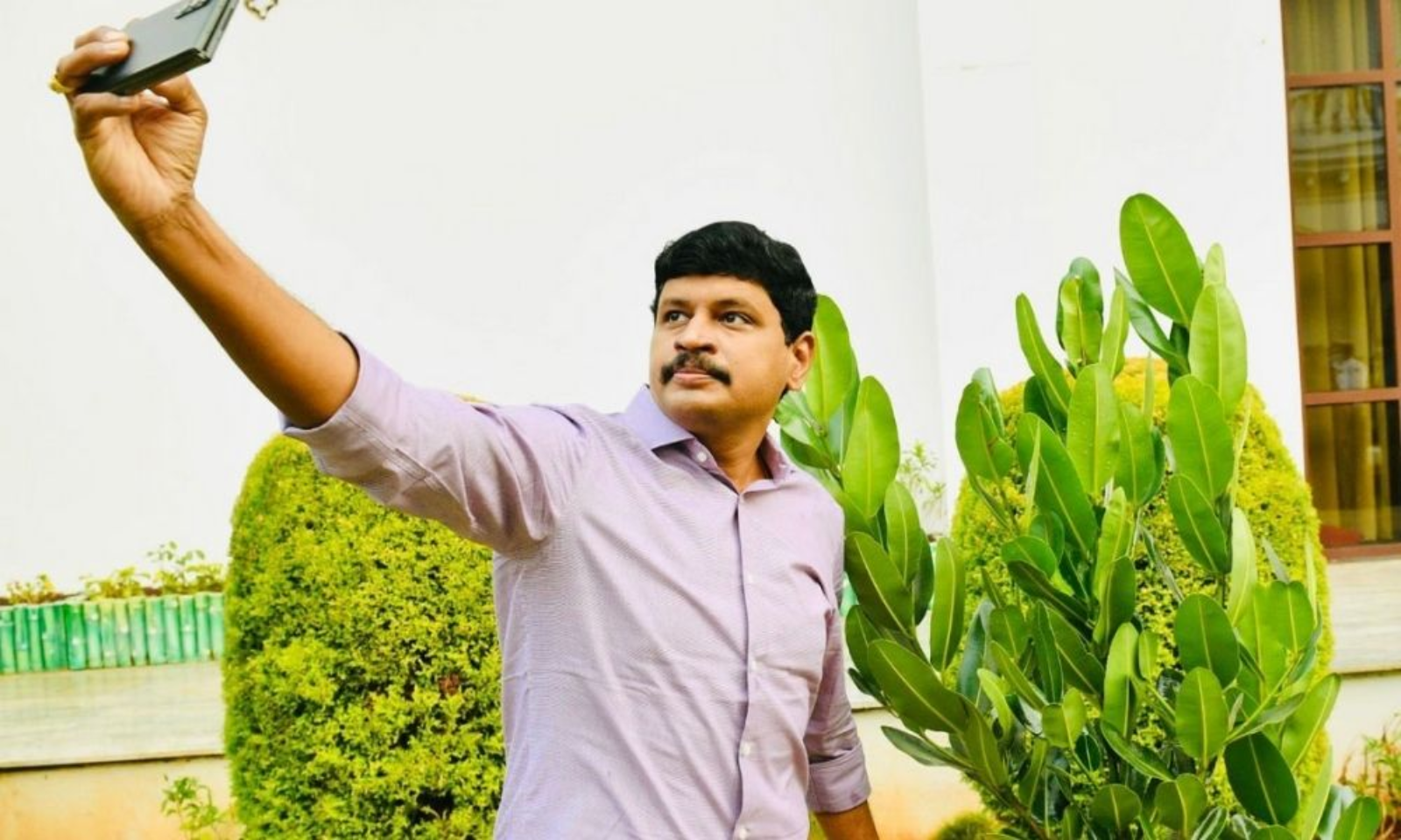 టోలిచౌకిలోని తన నివాసంలో మొక్కను నాటి నూతన సంవత్సరానికి స్వాగతం పలికిన ఎంపీ సంతోష్ కుమార్ | MP Joginapalli Santosh Kumar Planted Seedlings as Part of the Green India Challenge