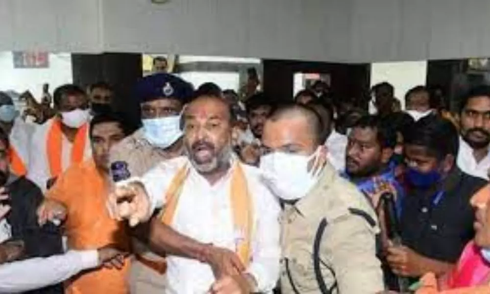 TS Police Stopped the Bandi Sanjay Jagarana Deeksha and Arrested Him | Telangana News