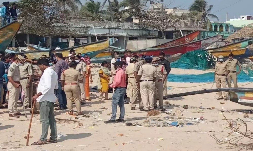 Fishermen Dispute about Ring Nets at Visakha Harbour to Bheemili | AP News Telugu