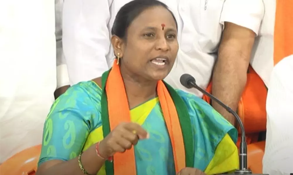 BJP Leader Bodiga Shobha Arrest In Karimnagar