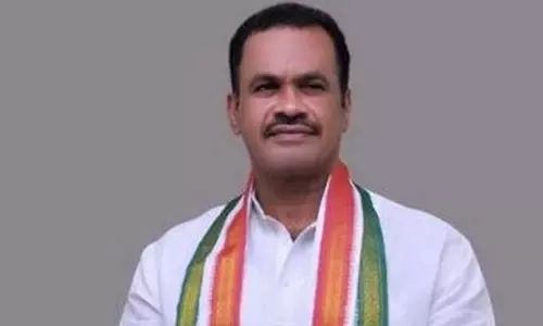 Congress MP Komatireddy Venkat Reddy Respond on Palvancha Family Suicide Case
