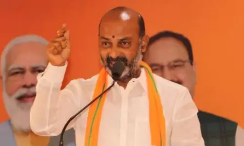 Bandi Sanjay Reaction on Palwancha Family Incident | Vanama Raghava News