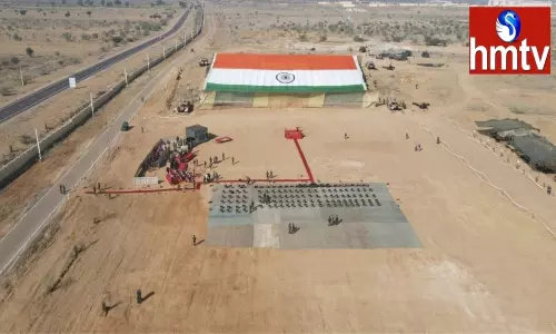 Army Day: భారత్-పాకిస్తాన్ సరిహద్దులో మువ్వన్నెల జెండా కనువిందు Army Day: భారత్-పాకిస్తాన్ సరిహద్దులో మువ్వన్నెల జెండా కనువిందు