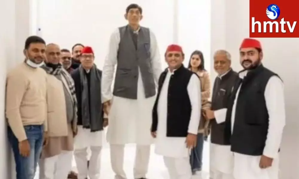 Indias Tallest man Dharmendra Pratap Singh Joined in Samajwadi Party