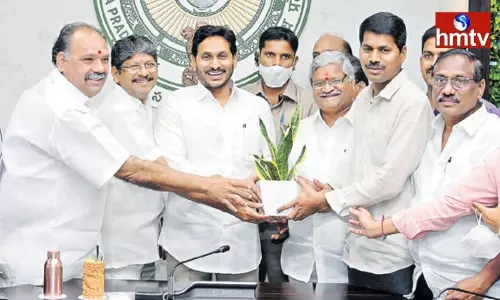 Meeting of Employees Union with CM Jagan in Andhra Pradesh Meeting of Employees Union with CM Jagan in Andhra Pradesh