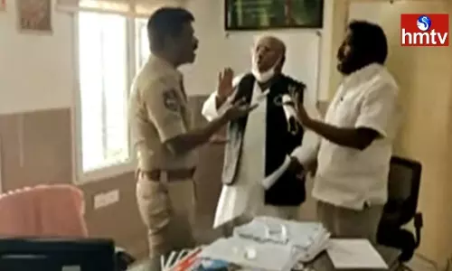 Congress Leader V Hanumantha Rao Hulchul in Jubilee Hills Police Station Congress Leader V Hanumantha Rao Hulchul in Jubilee Hills Police Station