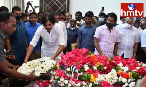 Pawan Kalyan  Pays Condolences to Mekapati Goutham Reddy