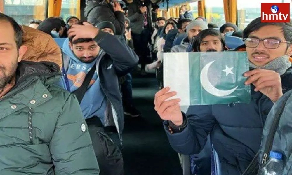 Pakistan Students Fires on Imran Khan for not Helping them to Come out of Ukraine | Ukraine Crisis
