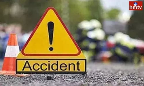 Road Accident on Khairatabad Flyover | Hyderabad Latest News Road Accident on Khairatabad Flyover | Hyderabad Latest News