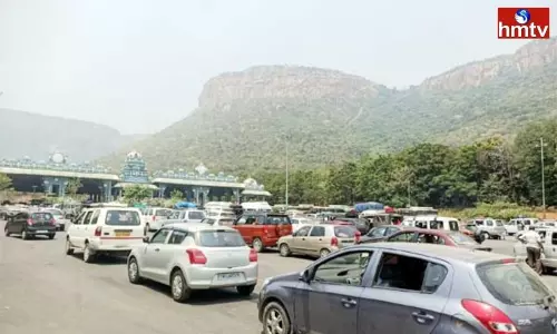 Huge Traffic Jam at Alipiri as Devotees Rush Increase Huge Traffic Jam at Alipiri as Devotees Rush Increase