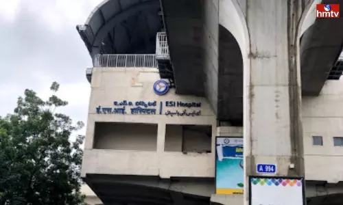 Women Self Destruction at ESI Metro Station Hyderabad | Live News Women Self Destruction at ESI Metro Station Hyderabad | Live News