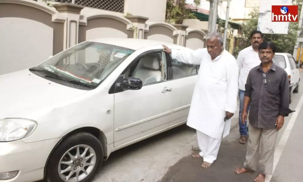 House of Congress senior leader VH Hanumantha Rao was Attacked by Thugs