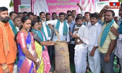 వరి కొనుగోలు కేంద్రం ప్రారంభించిన మంత్రి వేముల వరి కొనుగోలు కేంద్రం ప్రారంభించిన మంత్రి వేముల