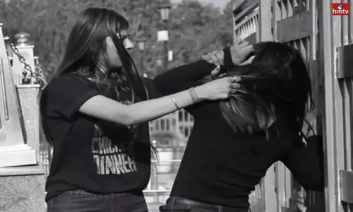 College Students Fight on Road Takes Place in Vijayawada | Live News College Students Fight on Road Takes Place in Vijayawada | Live News