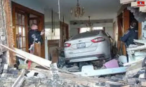 Car Halchal in Hyderabad Madhapur Today Rushed into House Directly | Live News Today