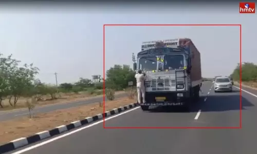 Lorry Driver Hal Chal at Toll Gate Kurnool | AP Live News Lorry Driver Hal Chal at Toll Gate Kurnool | AP Live News