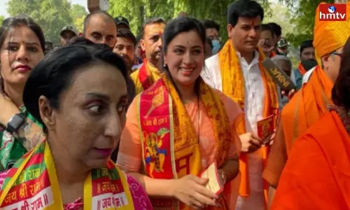 Navneet Rana And Ravi Rana recite Hanuman Chalisa in Delhi Navneet Rana And Ravi Rana recite Hanuman Chalisa in Delhi