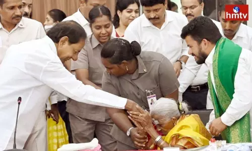 CM KCR Felicitated Padma Shree Saalumarada Thimmakka
