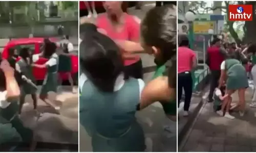 School Girls Fighting on Street in Bengaluru
