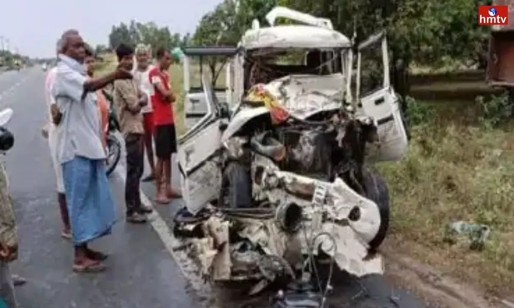 Car Hits a Truck Killed 8 Members and Injured 4 Members in Uttar Pradesh | Live News Today
