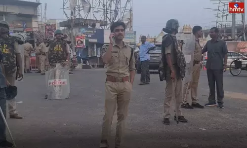 Stone Pelting on East Godavari SP Aishwarya Rastogi Vehicle Stone Pelting on East Godavari SP Aishwarya Rastogi Vehicle